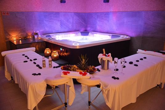 ROMANTIKA - VIP zóna - 3 hodiny - 2h privátní vířivka a sauna + 1h párová masáž s Mionetto balíčkem + 2 LOVE DRINKY zdarma